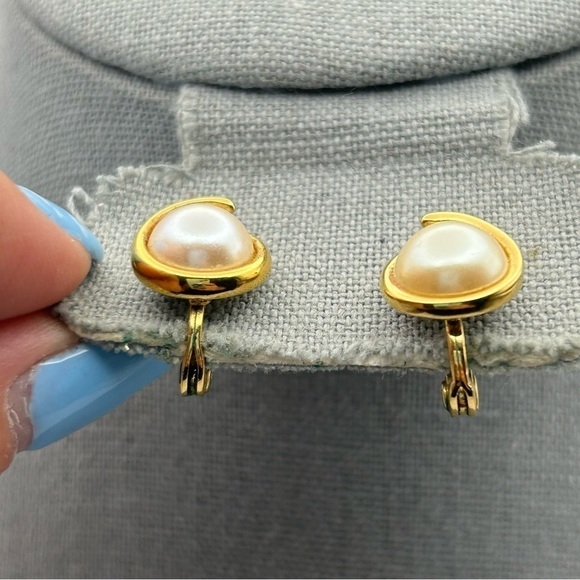 Vintage Monet Round Faux Pearl Gold Tone Swirl Framed Clip On Earrings Dainty - Picture 2 of 6